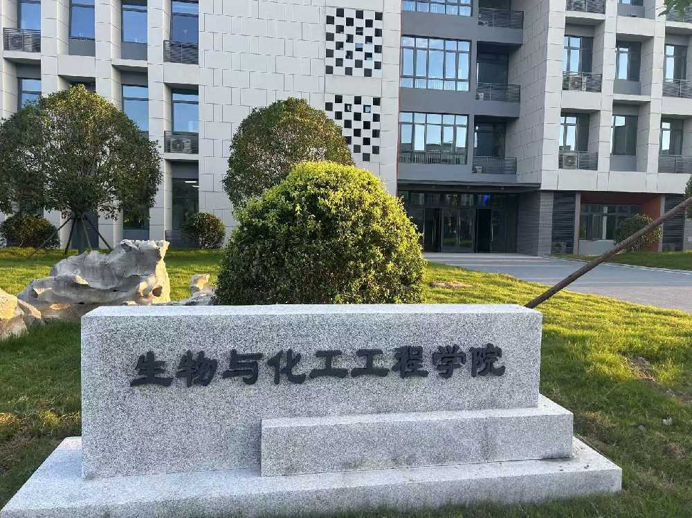 普兰店区扬州职业大学体育场高杆灯项目